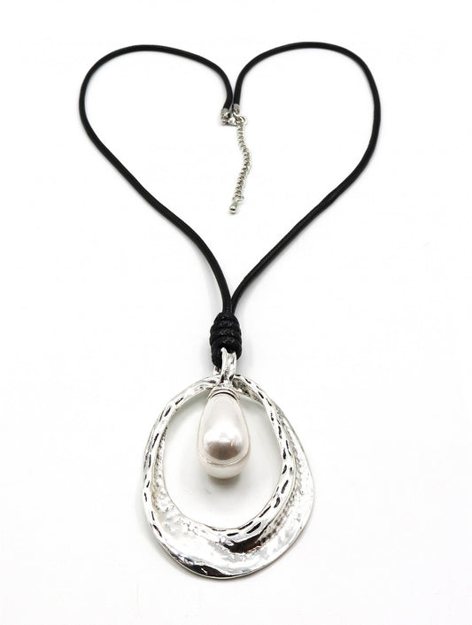 Rope necklace with drop pendant